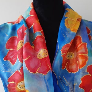 Rode klaprozen handgeschilderde zijden sjaal voor dames. Koningsblauwe designer sjaal met rode klaprozen. Draagbare kunst. 14x 51 inch sjaal. OOAK blauwe sjaal