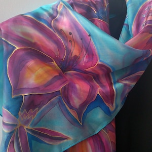 Lilie Seidenschal Handbemalt. Blauer Designer Schal von Sirje. Blau, Rosa, Pflaume, Lila. 34x 51 inch Schal. Seidenkunst zum Tragen
