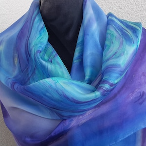 Écharpe en soie bleue élégante pour femme. Foulard 18''x 71" peint à la main. Foulard en soie d'art original