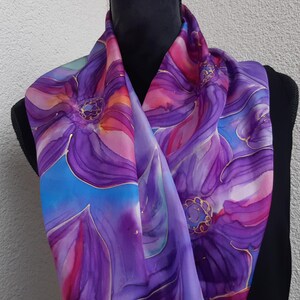 Foulard en soie violet peint à la main pour femme. Écharpe de créateur florale. Violet, violet, bleu, prune, bordeaux. Écharpe artistique 16 x 58 pouces, écharpe cadeau
