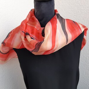 Pañuelo de seda pintado a mano para dama. Elegante pañuelo de diseño. Rojo, rosa, marfil, vainilla y negro. 40,6 x 140,9 cm. Arte en seda.