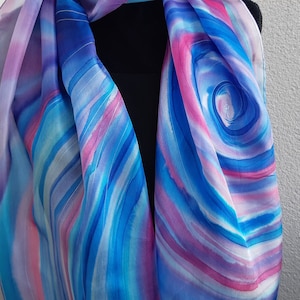 Pañuelo de seda pintado a mano para damas en tonos magenta y azul. Espirales en tonos magenta, morado, violeta y lavanda. Elegante pañuelo de seda de 45 x 180 cm de largo