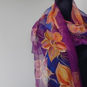 Bufanda de seda de gasa morada pintada a mano para mujer. Flores de terracota moradas, azules y naranjas. Bufanda para vacaciones. Listo para enviar.