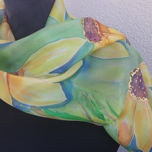 Pañuelo de seda verde pintado a mano. Pañuelo de seda con equinácea para ella, arte pintado a mano para llevar. Obra de arte de 16 x 59 pulgadas, pañuelo, fular, del artista