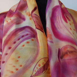 Pañuelo de seda pintado a mano para damas. Elegante pañuelo de diseño. Melocotón, marfil, vainilla, naranja, terracota, rosa. Pañuelo de 40 x 140 cm. Silk Art
