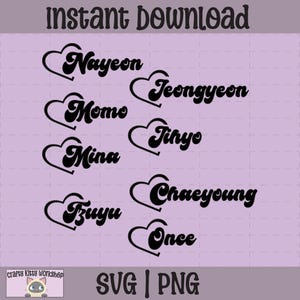 Puede incluir: Gráfico de descarga digital con los nombres "Nayeon", "Momo", "Mina", "Tzuyu", "Jeongyeon", "Jihyo" y "Chaeyoung" en una fuente retro, cada uno dentro de una forma de corazón. También se incluye la palabra "Once". También están presentes las palabras "Descarga instantánea", "SVG | PNG" y un logotipo.