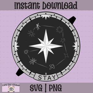 Puede incluir: Un diseño de brújula en blanco y negro con una estrella central de ocho puntas y constelaciones circundantes. La palabra "STAY" se muestra en una pancarta en la parte inferior. También incluye el texto "instant download" y "SVG | PNG".