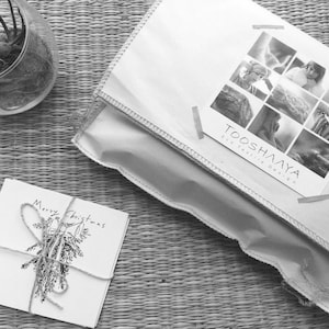 Puede incluir: Un collage de fotos en blanco y negro de una mujer con un vestido blanco y un sombrero blanco. El collage est&aacute; en un sobre de papel blanco con el texto "TOOSHNYA Eco Textile Design" impreso en &eacute;l.