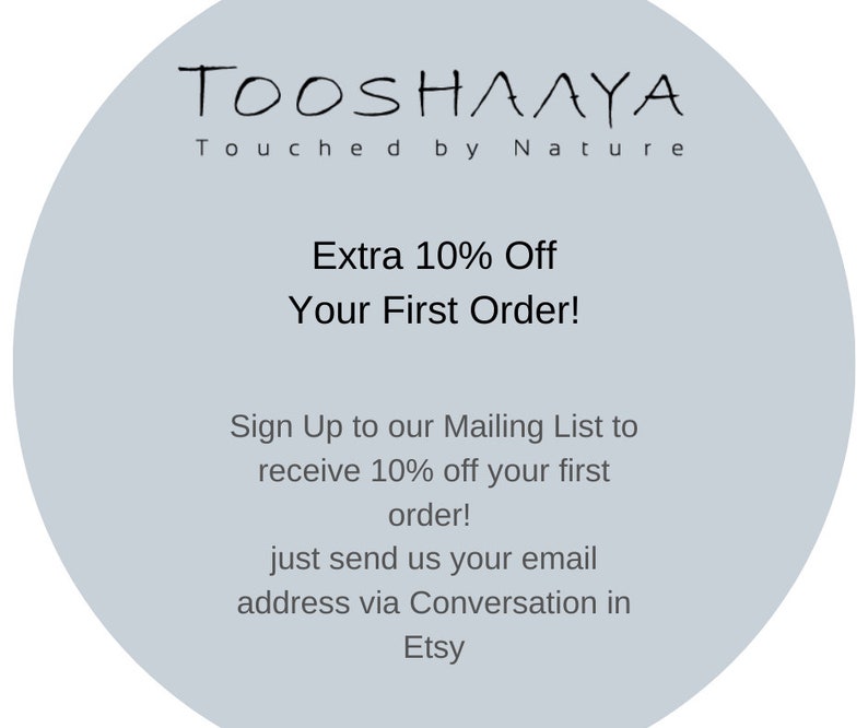 Op de afbeelding: Een lichtgrijze cirkelvormige afbeelding met de tekst "TOOSHAAYA Touched by Nature". De afbeelding bevat ook de tekst "Extra 10% Off Your First Order!" en instructies over hoe de korting te ontvangen.