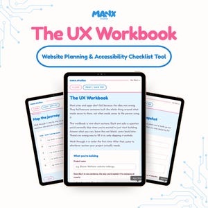 以下が含まれることがあります： 3台のタブレット画面に表示されたデジタルツール「The UX Workbook」。インターフェースは水色の背景にピンクのアクセントが施されており、プロジェクト計画やアクセシビリティチェックリスト用のテキストフィールドが含まれています。