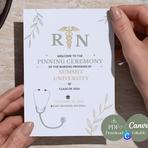 Könnte beinhalten: Eine weiße, rechteckige Einladungskarte für eine feierliche Ansteckzeremonie der Krankenpflege an der Summit University. Der Text lautet Welcome to the Pinning Ceremony of the Nursing Program at Summit University, Class of 2026, 24. Oktober 2026.