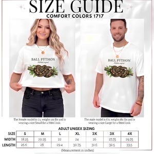 Pu&ograve; includere: Una t-shirt bianca con la grafica di un pitone reale avvolto su un ramo e il testo BALL PYTHON (Python regius). L'immagine include una tabella delle taglie con misure di larghezza e lunghezza in pollici per le taglie dalla S alla 4X.