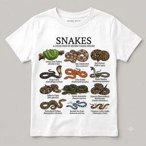 Peut inclure: Un t-shirt blanc à manches courtes avec une impression graphique intitulée SNAKES A COLLECTION OF DISTINCT SNAKE SPECIES. Le motif présente douze illustrations détaillées de divers serpents avec leurs noms communs et scientifiques.