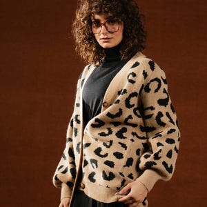 Cardigan oversize in maglia con stampa leopardata da donna, cardigan patchwork con bandana, maglione boho in maglia con bottoni