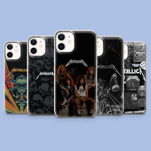 Op de afbeelding: Vijf doorzichtige smartphonehoesjes met diverse Metallica-afbeeldingen, waaronder een ridderillustratie, een schedelpatroon, een bandportret, de albumhoes van And Justice For All en een collage van vintage bandposters en logo's.