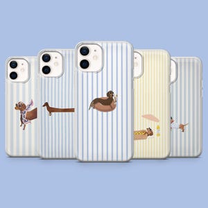 Pode incluir: Cinco capas transparentes para smartphone com riscas verticais em azul claro ou amarelo. Cada capa apresenta uma ilustração diferente de um cão salsicha castanho, incluindo um com óculos de sol e lenço, um a nadar e outro sob um guarda-sol.