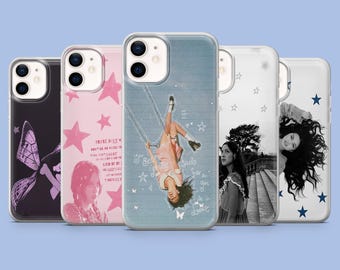 Op de afbeelding: Vijf smartphonehoesjes met diverse ontwerpen: een zwart hoesje met een paarse vlindervleugel, een roze hoesje met sterren en tekst, een blauw hoesje met een persoon op een schommel en twee transparante hoesjes met sterren en een persoon.
