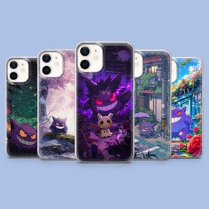 Könnte beinhalten: Fünf Smartphone-Hüllen mit verschiedenen künstlerischen Illustrationen der Charaktere Gengar und Mimikyu. Die Designs zeigen einen dunklen Wald, eine Schneelandschaft, eine Szene in Violetttönen, eine regnerische Stadtstraße und einen Blumengarten.