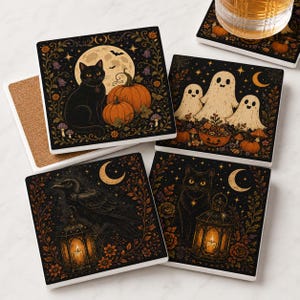 Pode incluir: Um conjunto de quatro porta-copos quadrados com ilustrações temáticas de Halloween. Os designs incluem um gato preto com abóboras, três fantasmas brancos, um corvo preto numa lanterna e um gato preto com uma lanterna em fundos escuros.
