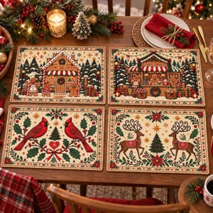 Op de afbeelding: Een set van vier rechthoekige placemats met feestelijke kerstillustraties. Twee matten tonen peperkoekhuisjes en winkels met peperkoekfiguren, terwijl de andere rode kardinalen en rendieren tussen hulst en dennenbomen laten zien.