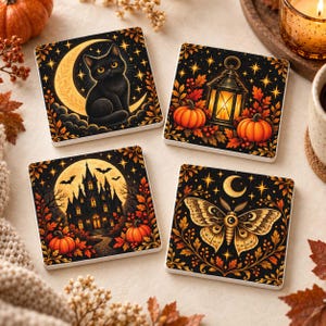 Pode incluir: Um conjunto de quatro porta-copos quadrados com ilustrações de Halloween: um gato preto com uma lua crescente, uma lanterna iluminada com abóboras, uma casa assombrada sob uma lua cheia com morcegos e uma grande mariposa sob uma lua crescente.