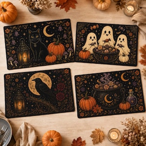 Può includere: Un set di quattro tovagliette rettangolari con illustrazioni scure a tema Halloween. I disegni includono un gatto nero con una lanterna, tre fantasmi con una ciotola di caramelle, un corvo su un ramo con luna piena e un calderone.