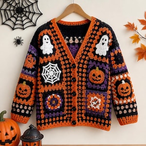 Pode incluir: Um cardigã de crochê de manga comprida com decote em V e cinco botões pretos. A peça é composta por quadrados em preto, laranja e roxo, exibindo motivos de fantasmas brancos, teias de aranha brancas e abóboras de Halloween laranjas.