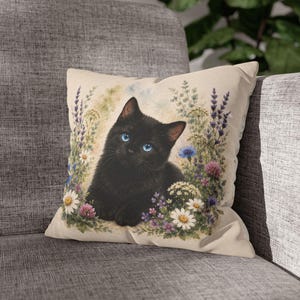 Schwarze Katze Kissenbezug mit Blumen | Katzen Kissen Aquarell | Florales Dekokissen | Cottagecore Deko | Katzengeschenk