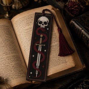 Ormskalle Korsstygn Bokmärkesmönster - Dagger Gothic Dark Academia Dekor - Bokälskare Gåva, Goth Gåva - Direkt Nedladdning