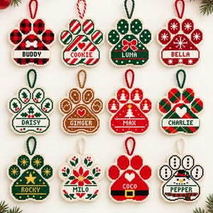 Peut inclure: Douze décorations de Noël en forme de patte avec des motifs au point de croix en rouge, vert, blanc et marron. Chaque ornement présente un design festif unique, une cordelette et une étiquette personnalisée avec les noms Buddy, Cookie, Luna, Bella, Daisy, Ginger, Max, Charlie, Rocky, Milo, Coco ou Pepper.