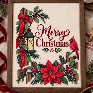 Puede incluir: Un bordado en punto de cruz enmarcado con el texto Merry Christmas en letras rojas. El diseño incluye un farol negro, un cardenal rojo, una gran flor de pascua roja, ramas de pino verdes y bayas rojas sobre una tela de color crema.