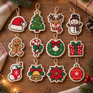 Op de afbeelding: Een set van twaalf kruissteek kerstornamenten met een kerstmuts, kerstboom, rendier, sneeuwpop, peperkoekmannetje, zuurstok, krans, cadeau, kerstsok, bel, kerstster en een rode kerstbal.