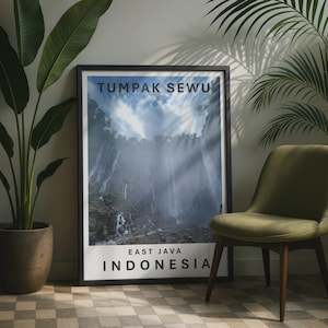 Puede incluir: Una lámina de arte mural rectangular enmarcada que presenta un paisaje fotográfico de la cascada Tumpak Sewu en Java Oriental, Indonesia. La impresión incluye el texto Tumpak Sewu en la parte superior y East Java Indonesia en la parte inferior.