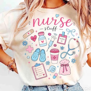 Op de afbeelding: Een crèmekleurig t-shirt met een grafische print met de tekst "nurse stuff" in roze en zwart. Het ontwerp bevat illustraties van een pleister, hart, medicijnflesje, injectiespuit, badge, stethoscoop, klompen, koffiebeker en een klembord.