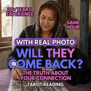 Puede incluir: Una persona de cabello rojizo con un pañuelo floral oscuro y una blusa negra realiza una lectura de tarot con cartas sobre una superficie morada. El texto dice: 30+ YEARS EXPERIENCE, SAME HOUR, WITH REAL PHOTO, WILL THEY COME BACK?, THE TRUTH ABOUT YOUR CONNECTION, TAROT READING.