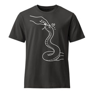 Könnte beinhalten: Ein anthrazitfarbenes Kurzarm-T-Shirt mit einer weißen Strichgrafik auf der Vorderseite. Das Design zeigt eine Hand, die sanft den Kopf einer zusammengerollten Schlange berührt, wobei ein kleines Herzsymbol über dem Kopf der Schlange zu sehen ist.