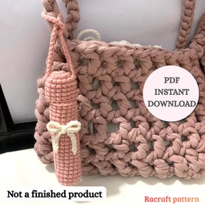 Könnte beinhalten: Eine altrosa gehäkelte Handtasche aus dicken Stoffstreifen mit einem passenden gehäkelten zylindrischen Etui, das an einer Kordel befestigt ist. Das Etui hat eine kleine cremefarbene Schleife. Der Text lautet PDF INSTANT DOWNLOAD und Not a finished product.