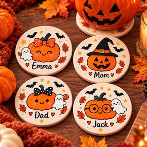 Puede incluir: Cuatro posavasos redondos de cerámica blanca con coloridas ilustraciones de Halloween de calabazas, fantasmas y murciélagos. Cada posavasos está personalizado con los nombres Emma, Mom, Dad y Jack, rodeados de hojas de otoño y estrellas.