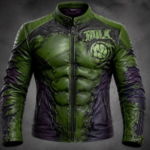 Puede incluir: Una chaqueta de cuero verde y morada con un diseño de pecho musculoso moldeado, cuello alto con botones a presión y cremallera frontal. El pecho muestra la palabra HULK y un logotipo circular de un puño, con detalles desgastados.