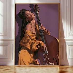 Könnte beinhalten: Ein gerahmter Kunstdruck, der eine Person mit geflochtenem Haar in einem senfgelben Hemd zeigt, die vor einem violetten Hintergrund steht und einen großen hölzernen Kontrabass spielt. Die Person hat die Augen geschlossen.