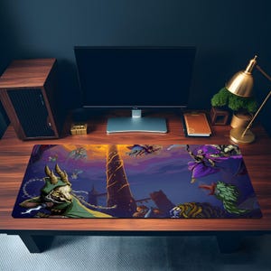 Puede incluir: Una alfombrilla de escritorio rectangular con una vibrante ilustración de fantasía que muestra una torre central, una figura con cuernos en una capa verde, un personaje esquelético con túnica morada y una guadaña, y varias criaturas.