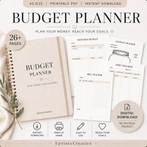 Op de afbeelding: Een beige spiraalgebonden budgetplanner met 26+ pagina's, voorzien van de tekst BUDGET PLANNER, PLAN | TRACK | SAVE | SUCCEED en EprintsCreaties. Bevat printbare A5-pagina's voor maandbudgetten, spaardoelen, schuldenoverzichten en factuurtrackers.
