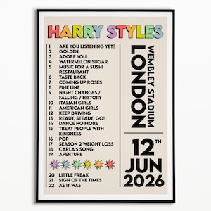 Pode incluir: Um cartaz emoldurado com o texto HARRY STYLES em letras coloridas no topo. Abaixo, uma lista numerada de 22 músicas é exibida ao lado do texto LONDON WEMBLEY STADIUM e da data 12TH JUN 2026 em negrito preto sobre um fundo bege.