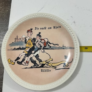 Plato de Norman Rockwell de 1982, "Die Walk am Rhein" / Edición limitada de Rockwell on Tour / Plato de colección de Newell Pottery / Viajes alemanes vintage
