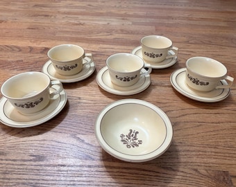 Ensemble vintage Pfaltzgraff Village en grès : tasses à café, soucoupes et bol à baies