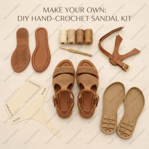 Op de afbeelding: Een doe-het-zelf handgehaakte sandalenkit met de tekst MAKE YOUR OWN: DIY HAND-CROCHET SANDAL KIT, inclusief twee beige gehaakte sandalen, vier klossen garen, een haaknaald, twee bruine leren bandjes en twee paar zolen.