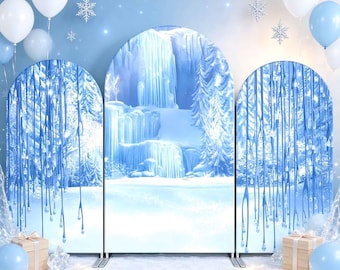 Arco decorativo con cascata nella foresta innevata, sfondo per festa di compleanno a tema "Paese delle meraviglie invernale" per bambini.