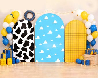 Arco di compleanno per bambini, sfondo con cielo azzurro e nuvole, decorazione per la festa del primo compleanno.