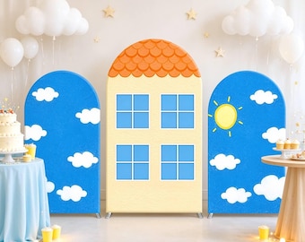 Sfondo per la festa del primo compleanno con arco a forma di casa dei cartoni animati, cielo azzurro e nuvole.
