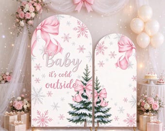 Fuori fa freddo: sfondo per arco per baby shower con fiocco rosa, decorazioni invernali e natalizie a tema neve.